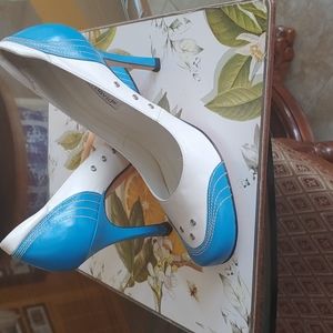 Charles David White and Blue leather pump